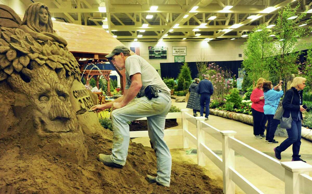 Flower show offers peek at spring