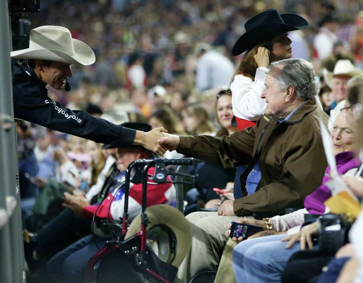 Paisley marvels Rodeo crowd