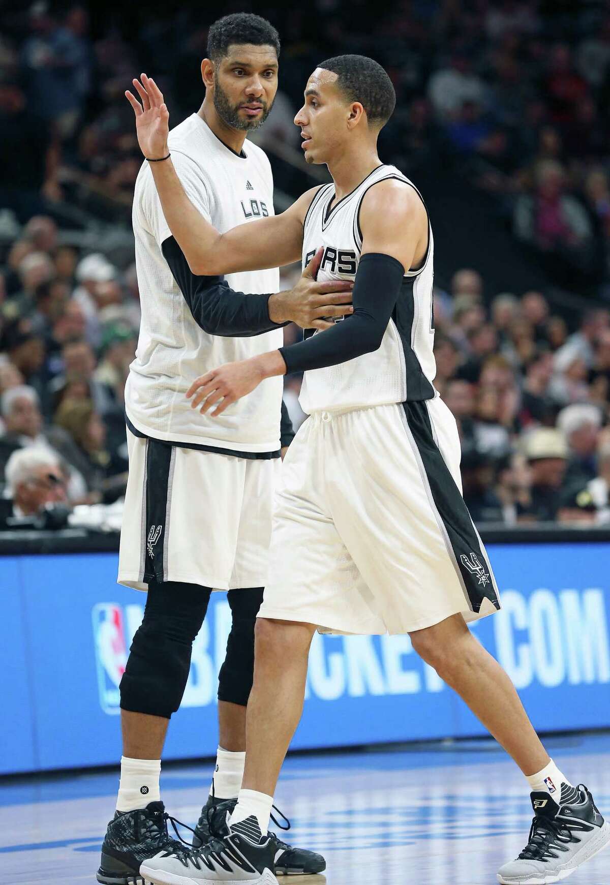 Tim Duncan encourages new Spur Kevin Martin as he comes off the court as the team hosts Chicago at the AT&T Center on March 10, 2016.