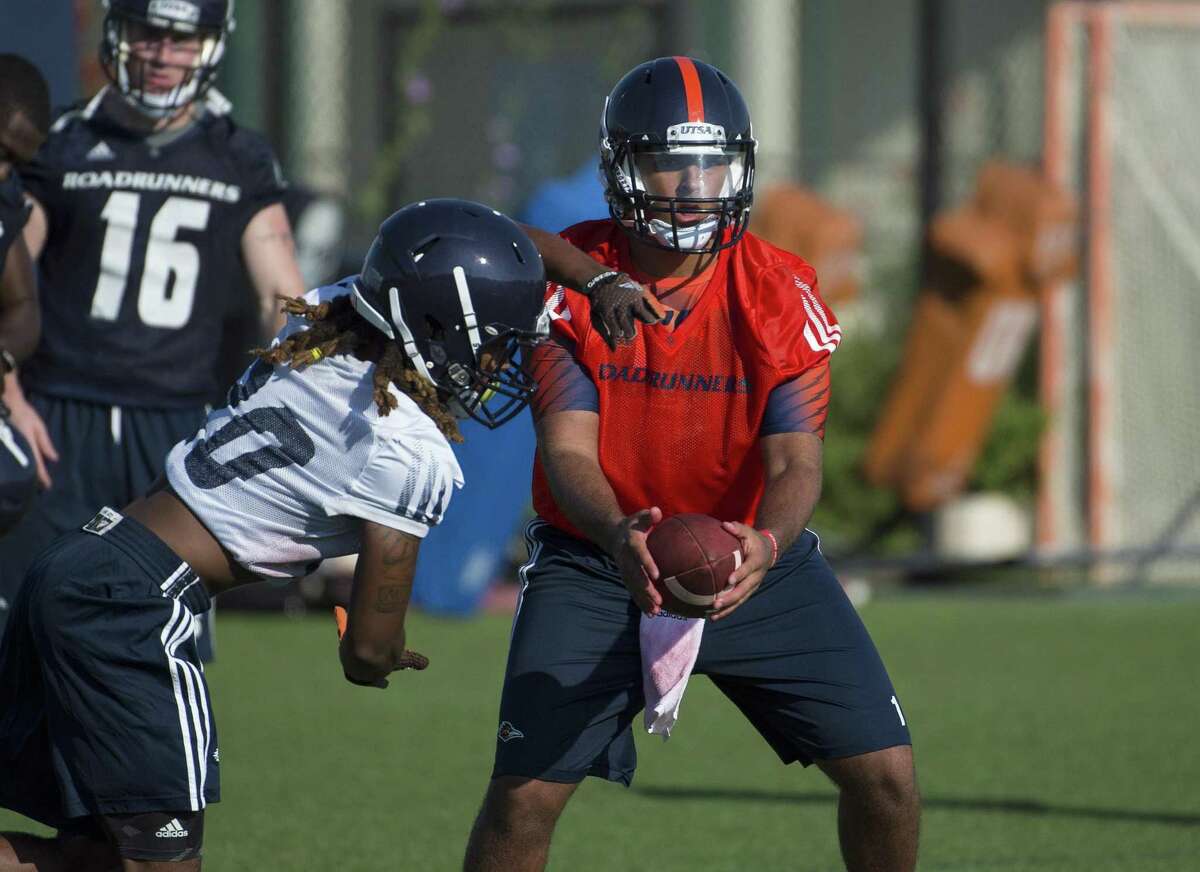 UTSA quarterback Manny Harris runs drills during preseason practice on Aug. 3, 2015.