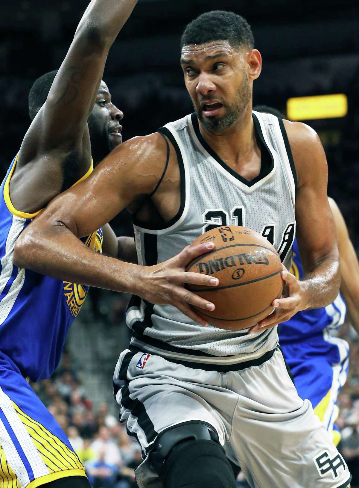Tim Duncan pivots in the lane as the Spurs host the Warriors at the AT&T Center on March 19, 2016.