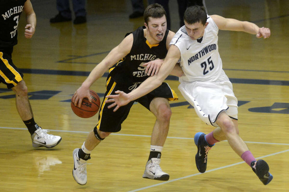 Photo 4  Northwood plays Miidland, Mich., in its first game in