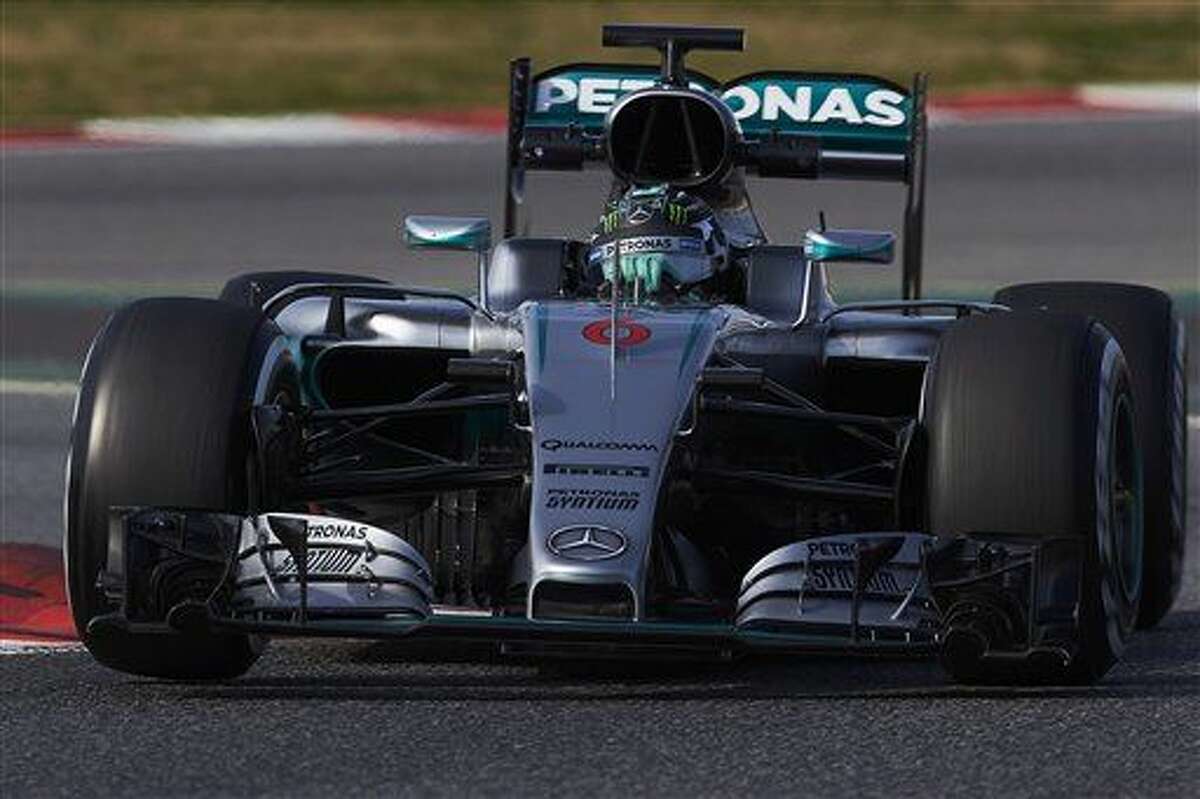 El piloto de Mercedes, Nico Rosberg, maneja en una prueba de pretemporada de la F1 el miércoles, 24 de febrero de 2016, en Montmelo, cerca de Barcelona. (AP Photo/Siu Wu)