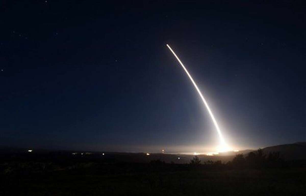 En esta imagen, tomada el 20 de febrero de 2016, distribuida por la Fuerza Aérea de Estados Unidos, un misil balístico intercontinental Minuteman III, lanzado durante una prueba en la base Vandenberg de la Fuerza Aérea, en California. (Fuerza Aérea de Estados Unidos via AP, archivo)