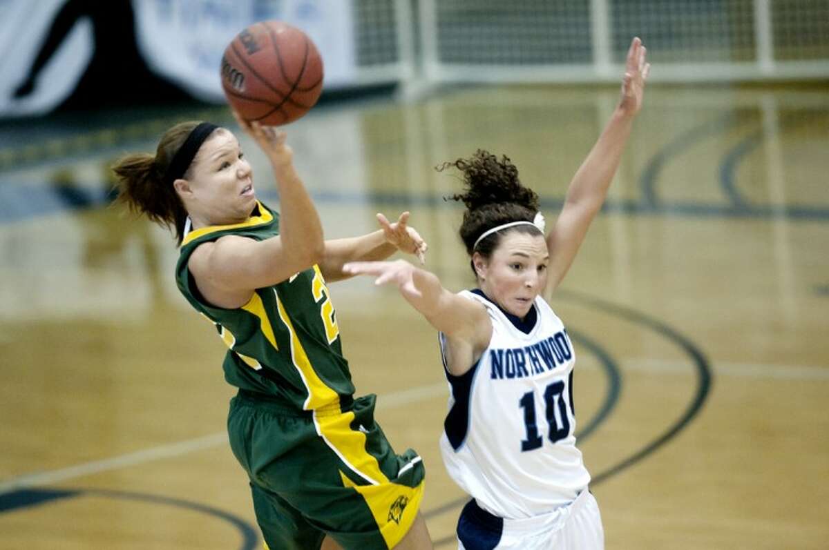 Photo 4  Northwood plays Miidland, Mich., in its first game in