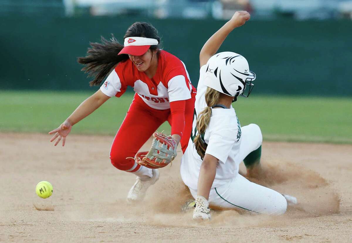 Antonian’s Kaylee Villarreal (left) is unable to field the ball for an out at second against Incarnate Word’s Alyssa Pinto (right) during their TAPPS 2-5A softball game on March 22, 2016.