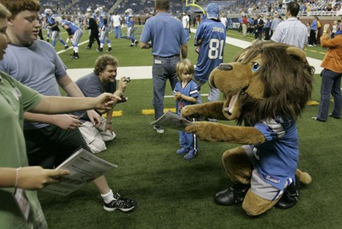 Ford Field - HAPPY BIRTHDAY Detroit Lions Mascot - Roary