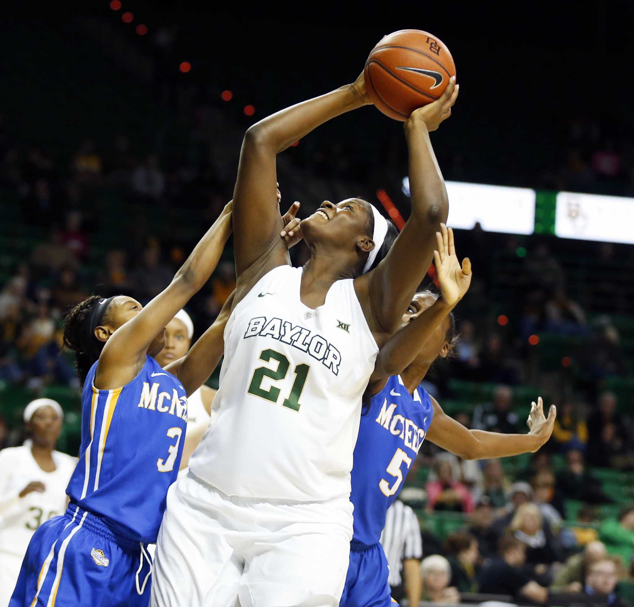 Freshmen impacting No. 1 seeds at women's NCAA tourney