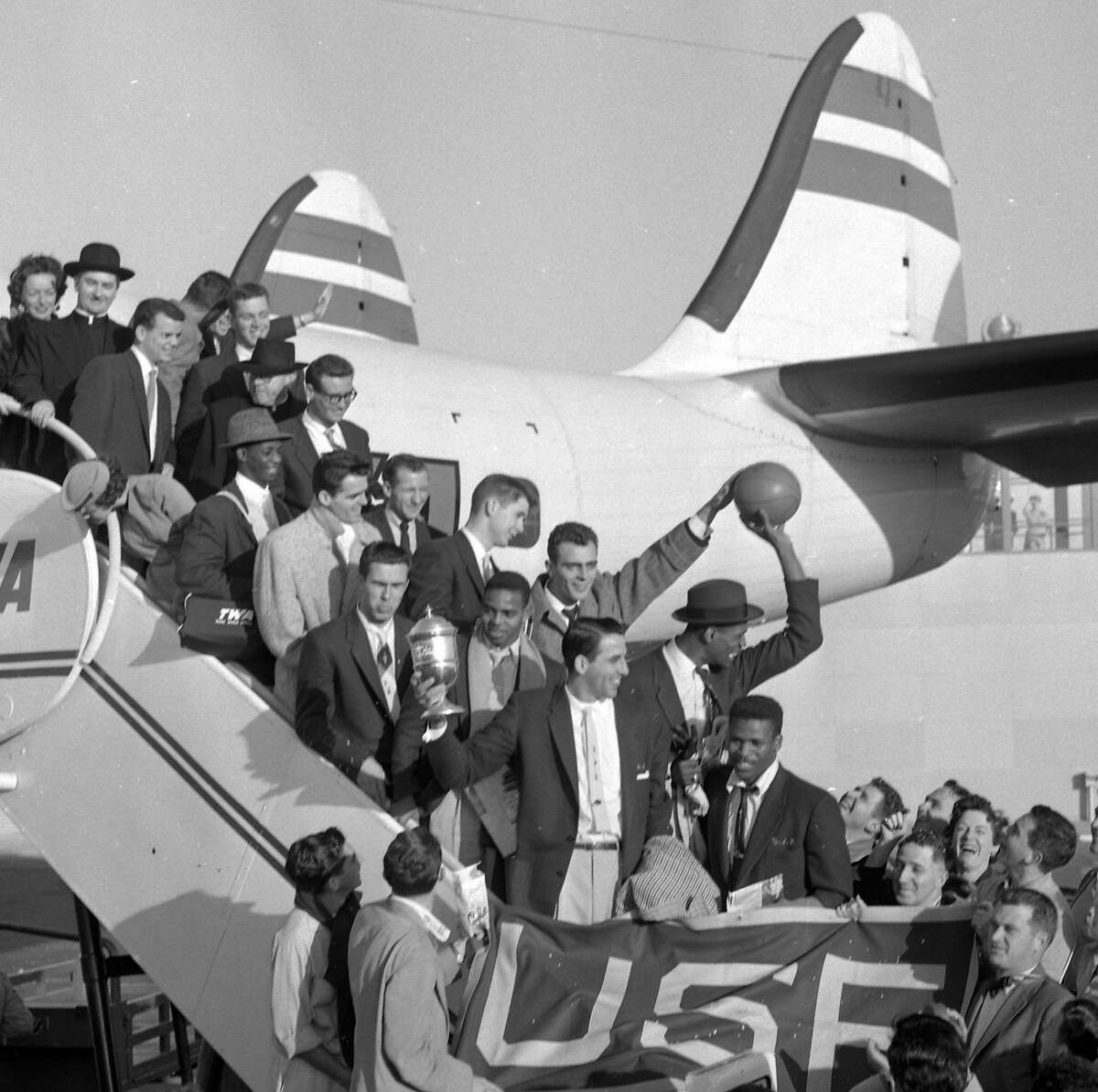 1955年3月25日，在赢得NCAA篮球冠军后，USF的学生们在机场从堪萨斯城回家