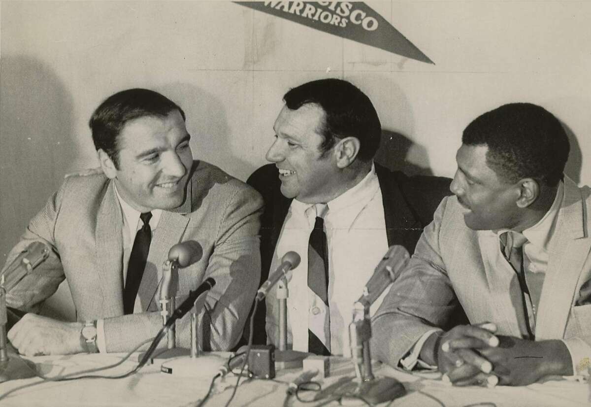 1968年，旧金山勇士队总裁富兰克林·梅乌利(中)介绍新任总教练乔治·李(左)和助理教练All - Attles。