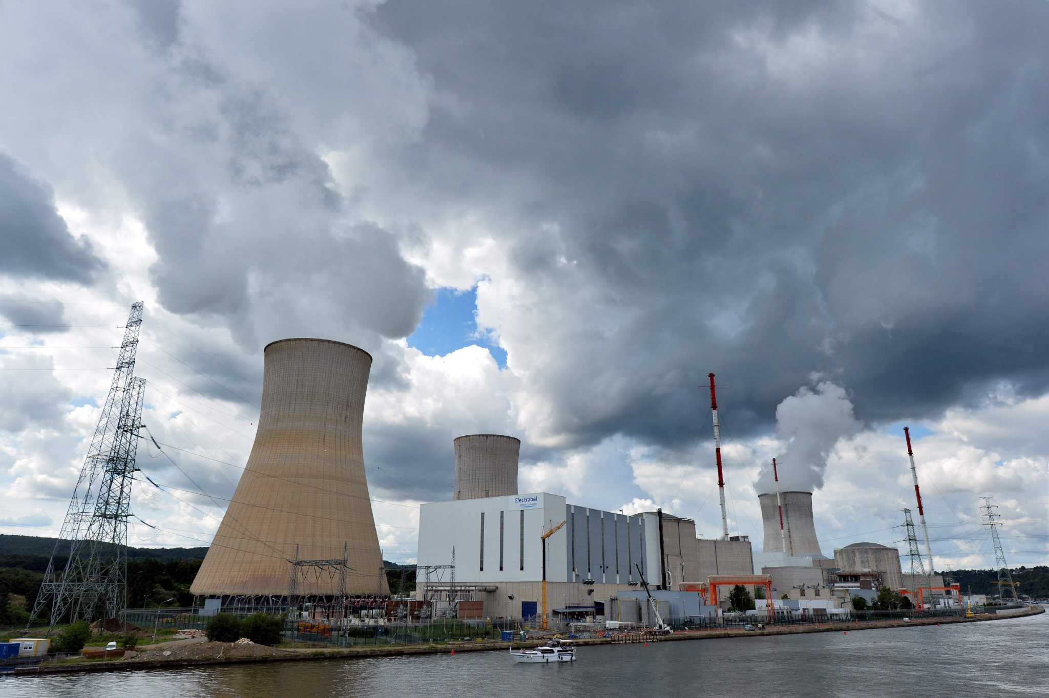 Nuclear facility. АЭС Бельгии. Атомная электростанция в Бельгии. АЭС Борселе. Тианш атомная электростанция