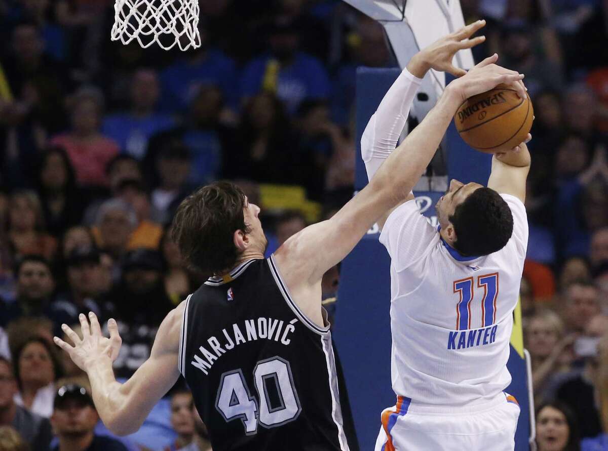 Spurs coach has to use giant oar to guard Boban Marjanovic