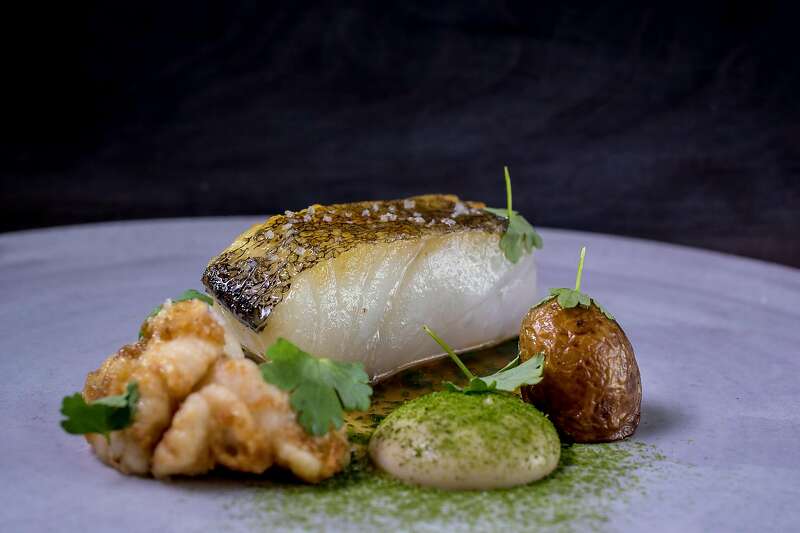 2016年3月26日，加利福尼亚州奥克兰的Commis餐厅，真正的鳕鱼、加入蒜苗乳化的烤母鸡汁和杏仁酱。