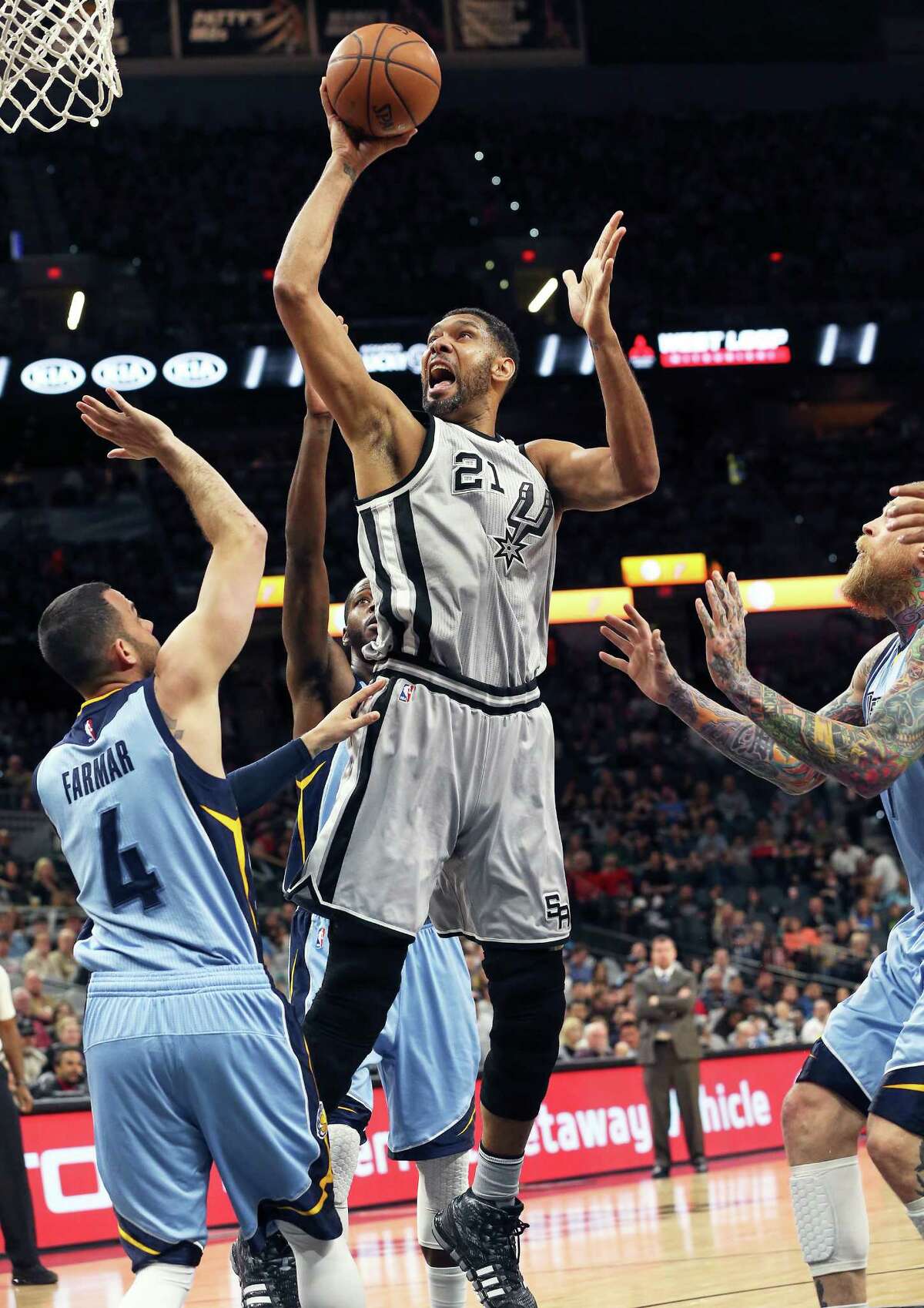 Tim Duncan gets away from Chris Andersoen and takes advantage of a mismatch with Jordan Farmar as the Spurs host the Grizzlies at the AT&T Center on March 25, 2016.