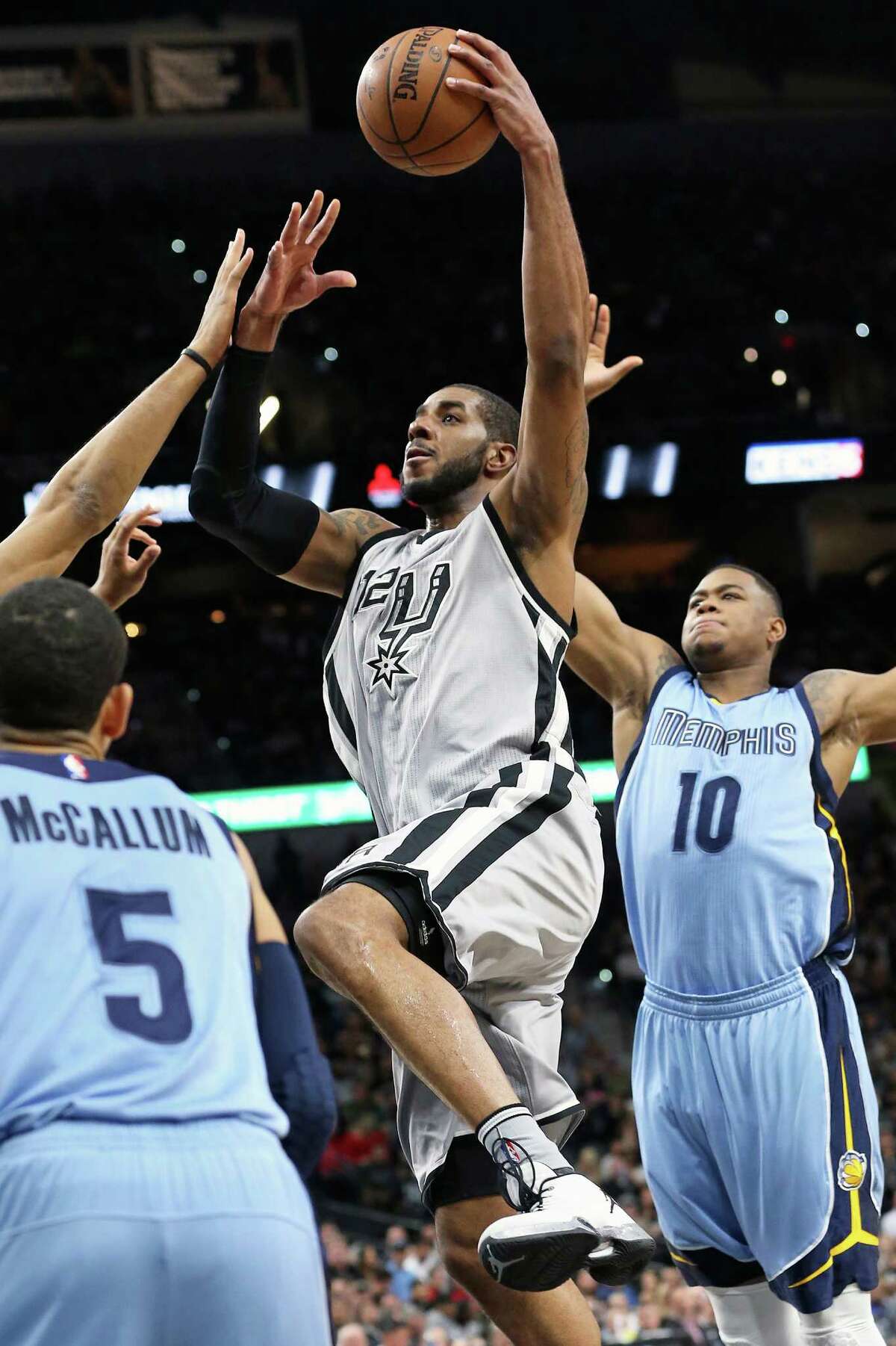 LaMarcus Aldridge gets by Jerell Martin as the Spurs host the Grizzlies at the AT&T Center on March 25, 2016.