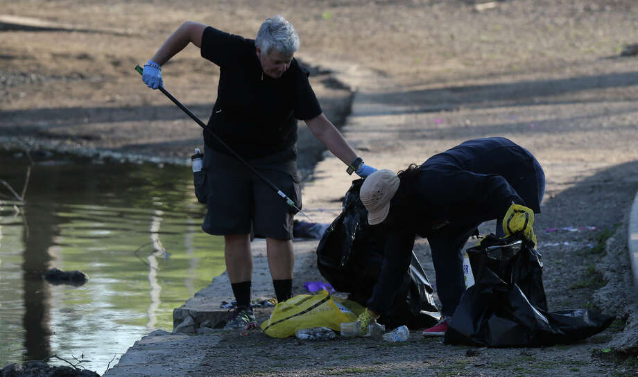 City workers, volunteers pick up trash at Brackenridge Park after busy