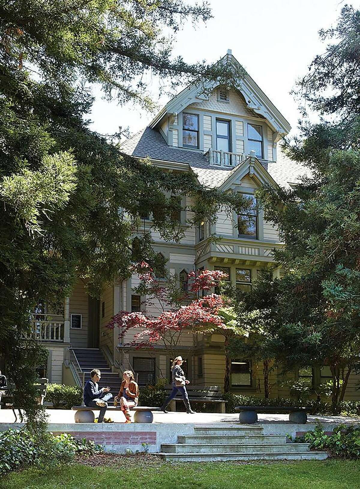 位于加州艺术学院奥克兰校区的特德韦尔大厦(现在被称为麦基大厅)被列入国家史迹名录。