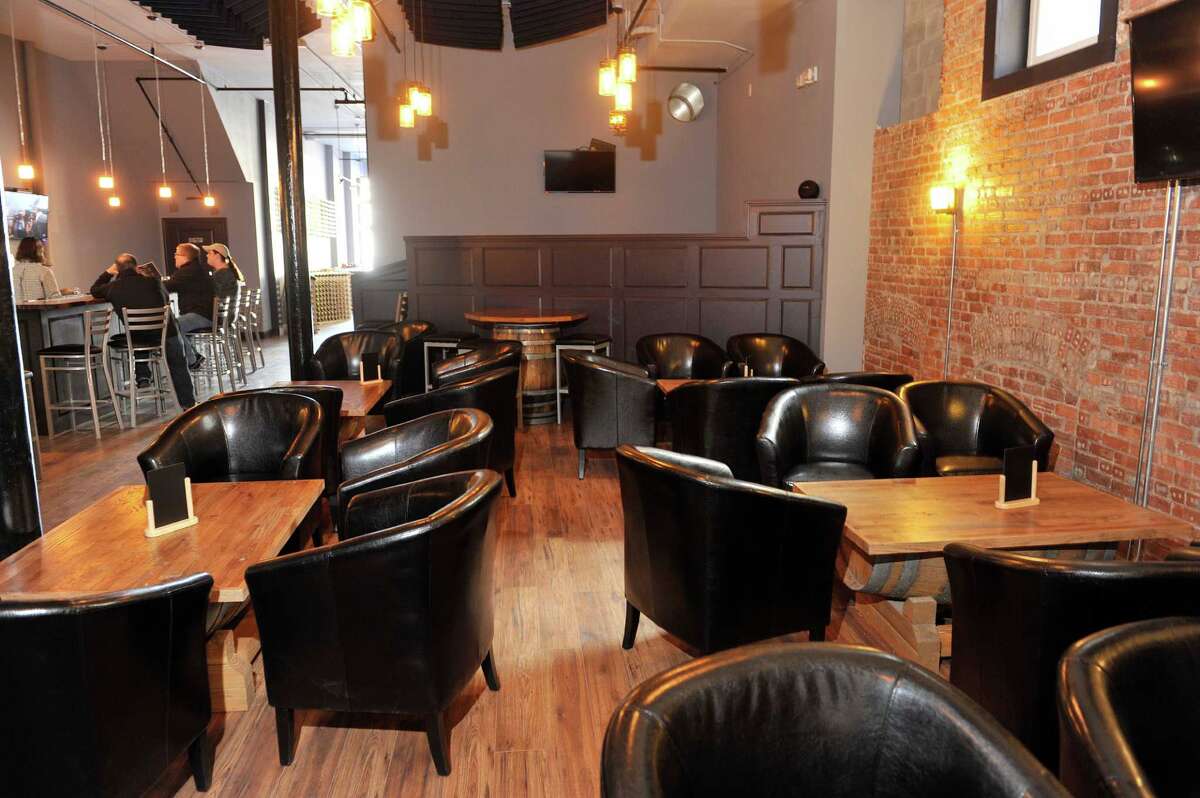 Photos Wine lounge opens