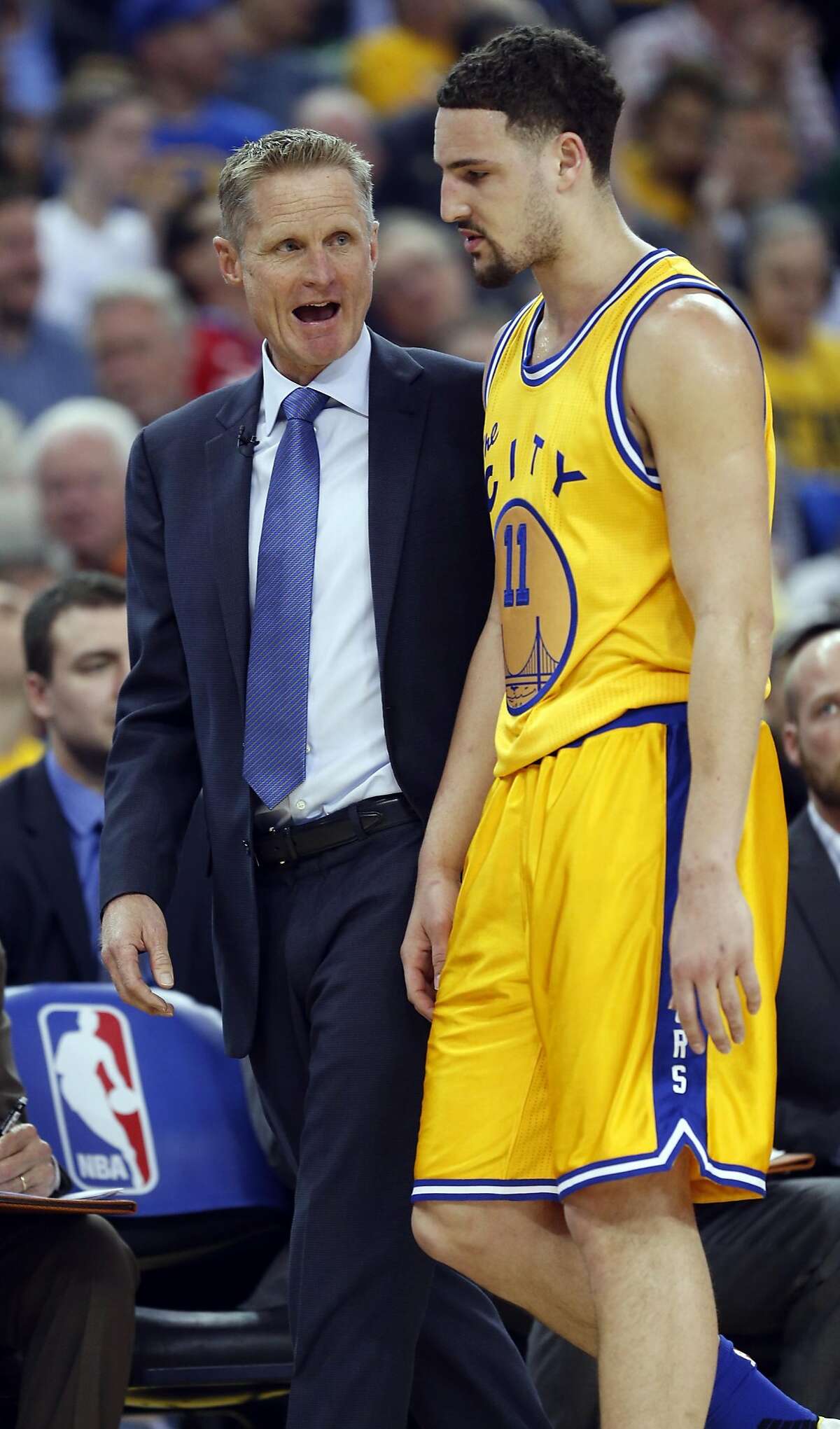 Golden State Warriors' head coach Steve Kerr talks with Klay Thompson in 1st quarter against Washington Wizards during NBA game at Oracle Arena in Oakland, Calif., on Tuesday, March 29, 2016.