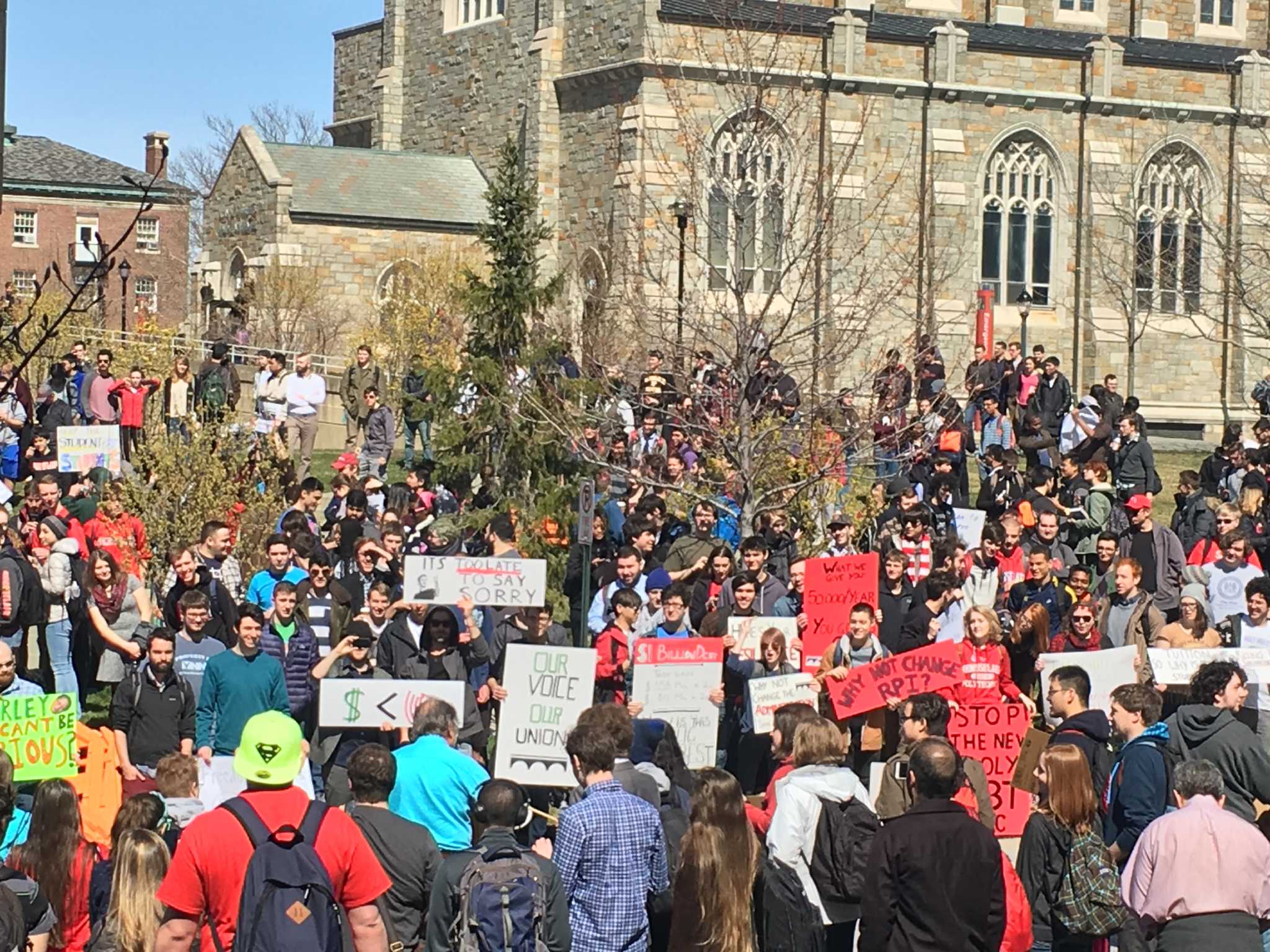RPI students protest policy on student union