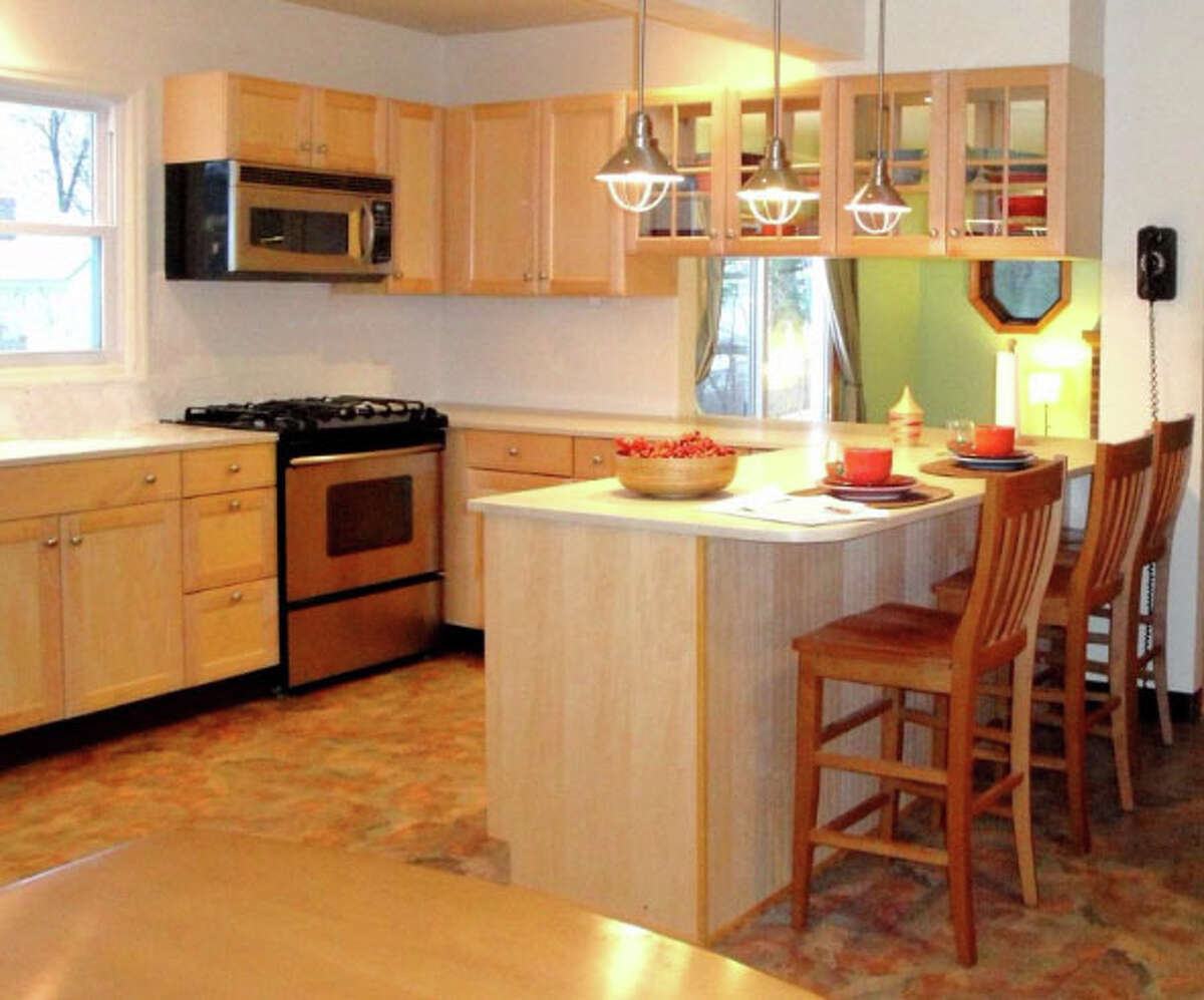Kitchen after staging. (Courtesy Patricia Green of Hudson Valley Designs)