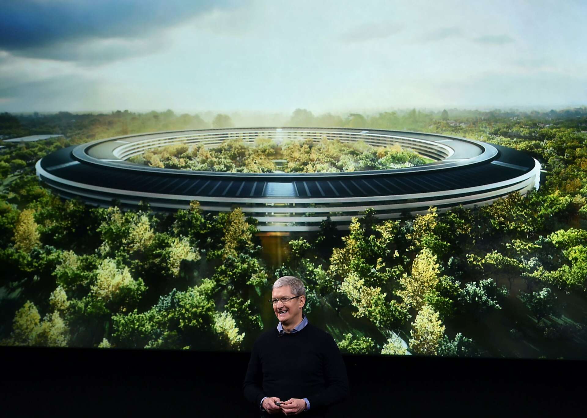 Designed by Apple in California(大) Apple, Amazon, Google build futuristic campuses as business