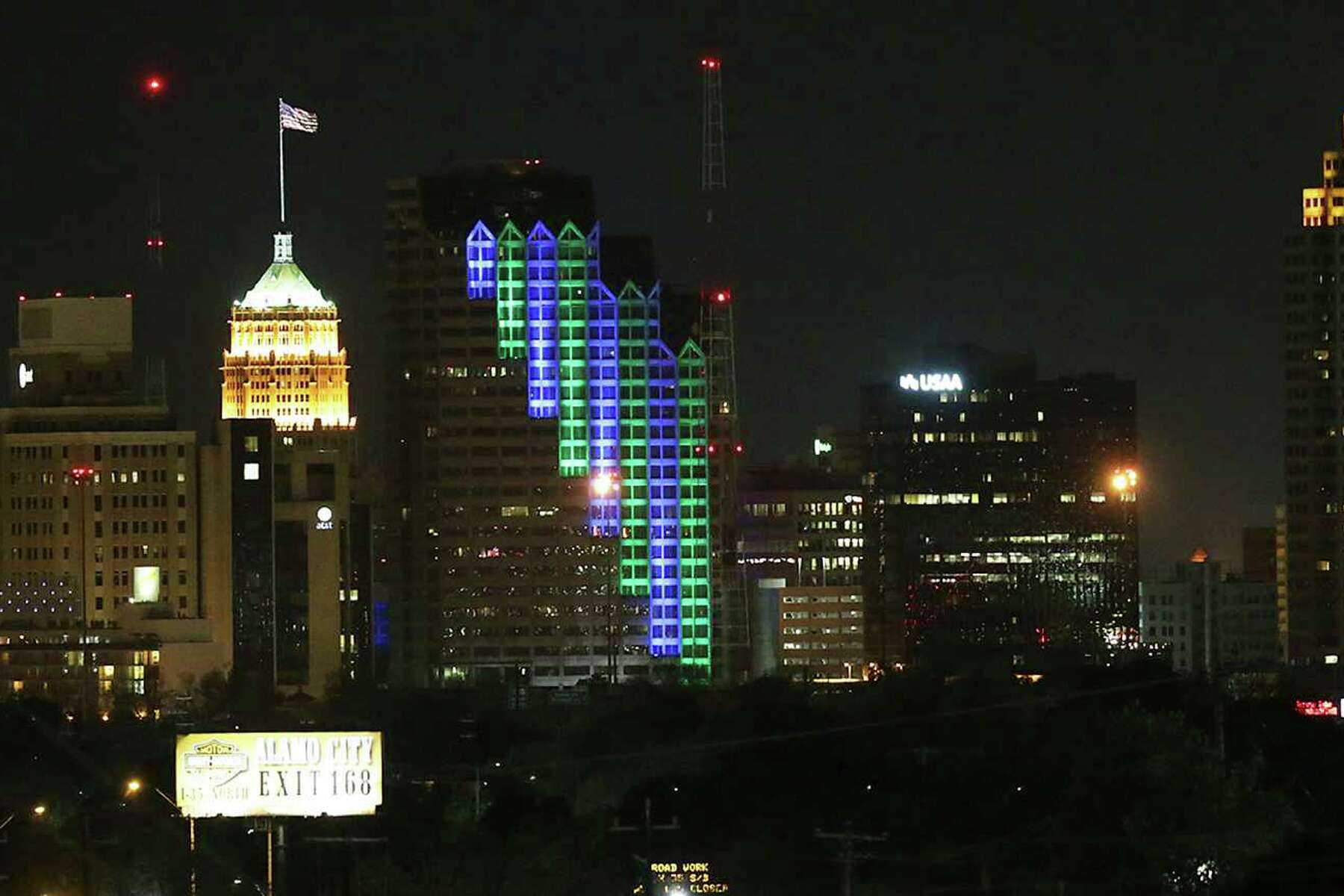træthed betalingsmiddel Medicinsk San Antonio artist's 'Kinetic Skyline' lights up downtown building Thursday