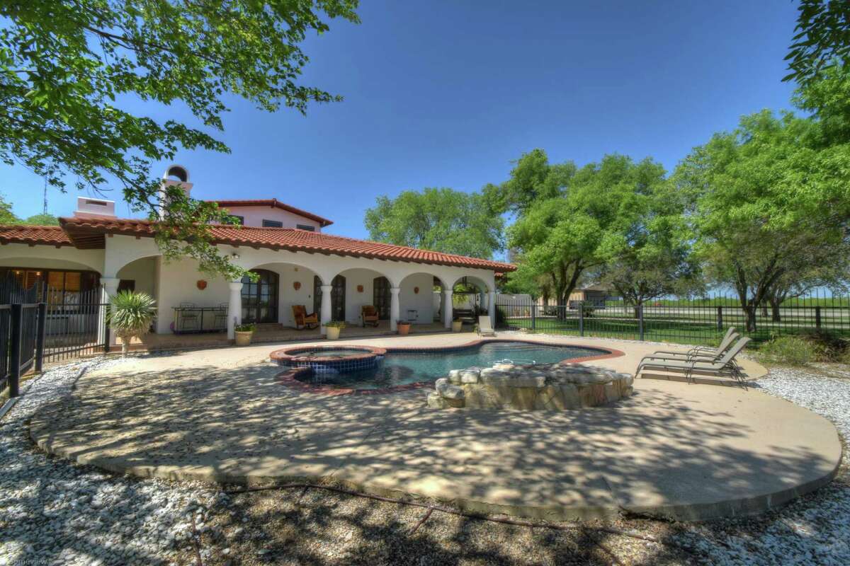 Former Atlanta Braves All-Star third baseman Chipper Jones is selling his 9,000-acre Double Dime Ranch in Maverick County, Texas.