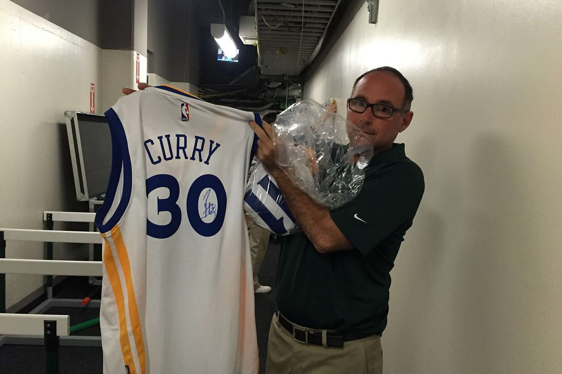 A's make like Warriors, hold shooting contests at Oracle Arena