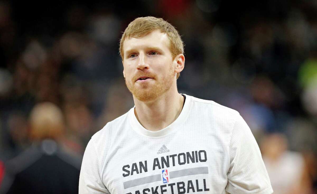 Spurs’ Matt Bonner warms up before second half action against the Houston Rockets on Jan. 2, 2016 at the AT&T Center.