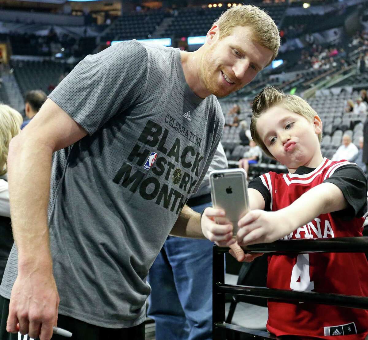 Spurs’ Matt Bonner poses for a selfie with fan Cameron Collier before the game with the Orlando Magic on Feb. 1, 2016 at the AT&T Center.