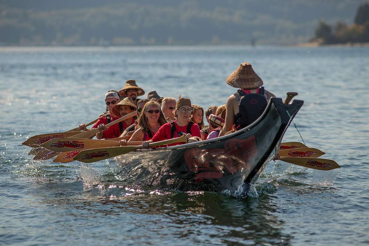 Takaya Tours� war canoe paddling experience in Indian Arm.