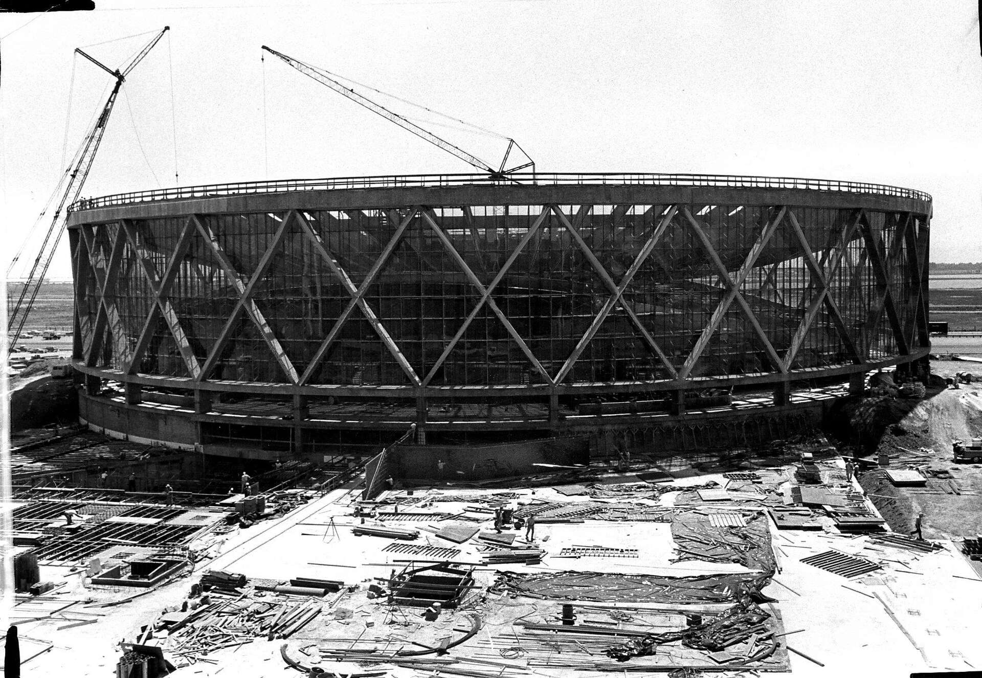 The first game at Oracle Arena was 53 minutes late because the stadium ...