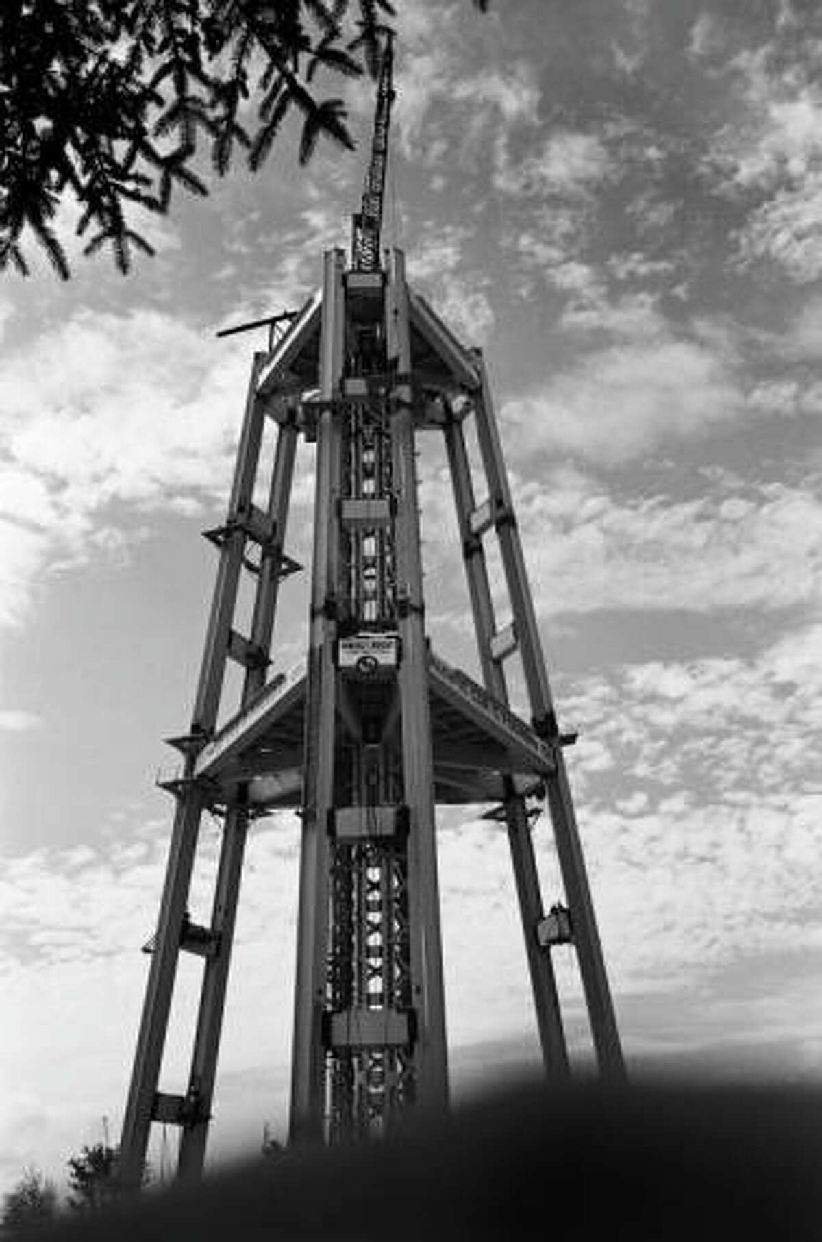 previously-unpublished-photos-of-space-needle-construction