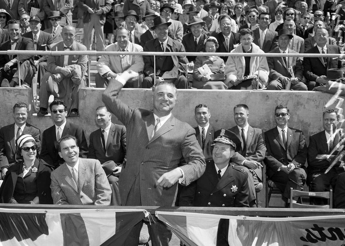 1960年4月12日，在烛台公园开幕前，市长乔治·克里斯托弗在理查德·尼克松的注视下扔球。