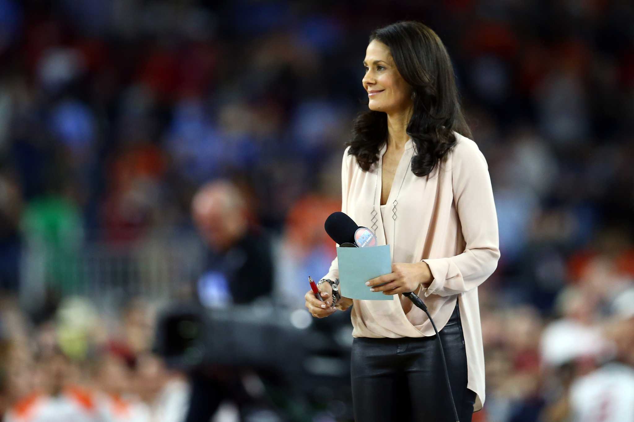 Tracy Wolfson Is Back As 'Thursday Night Football' Sideline Reporter  (Photos) 