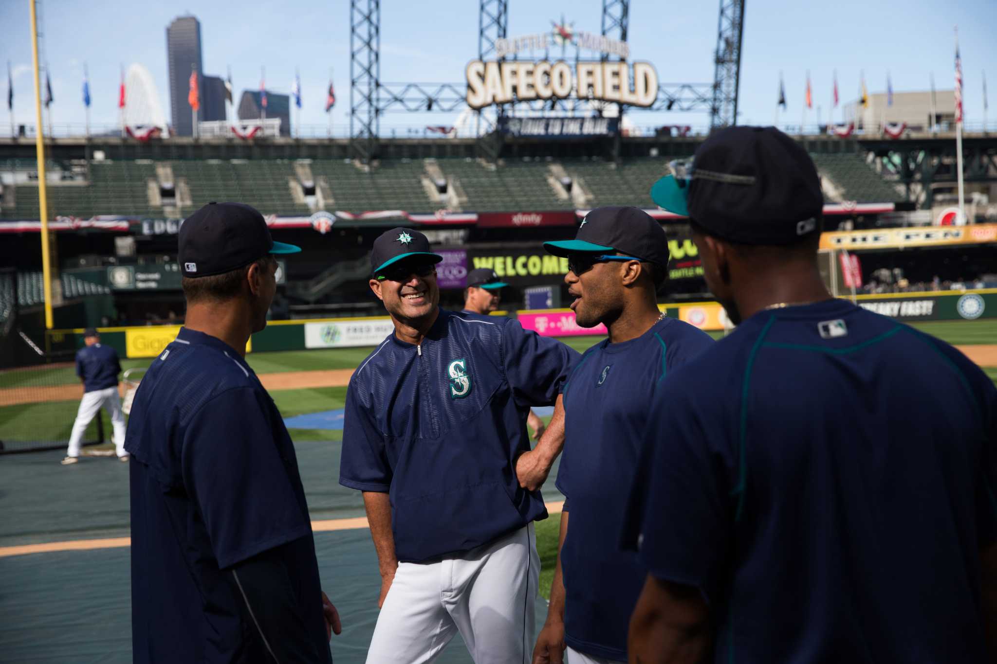 Felix Hernandez's son Jeremy flashes cannon during ceremonial first pitch  (Video)