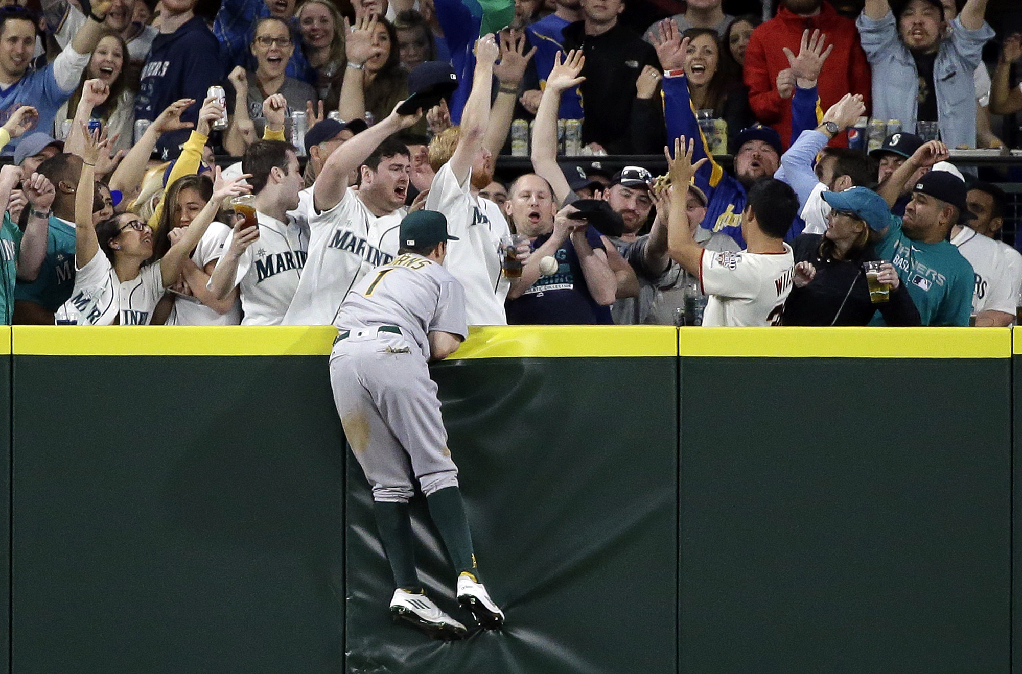 Felix Hernandez's son Jeremy flashes cannon during ceremonial first pitch  (Video)