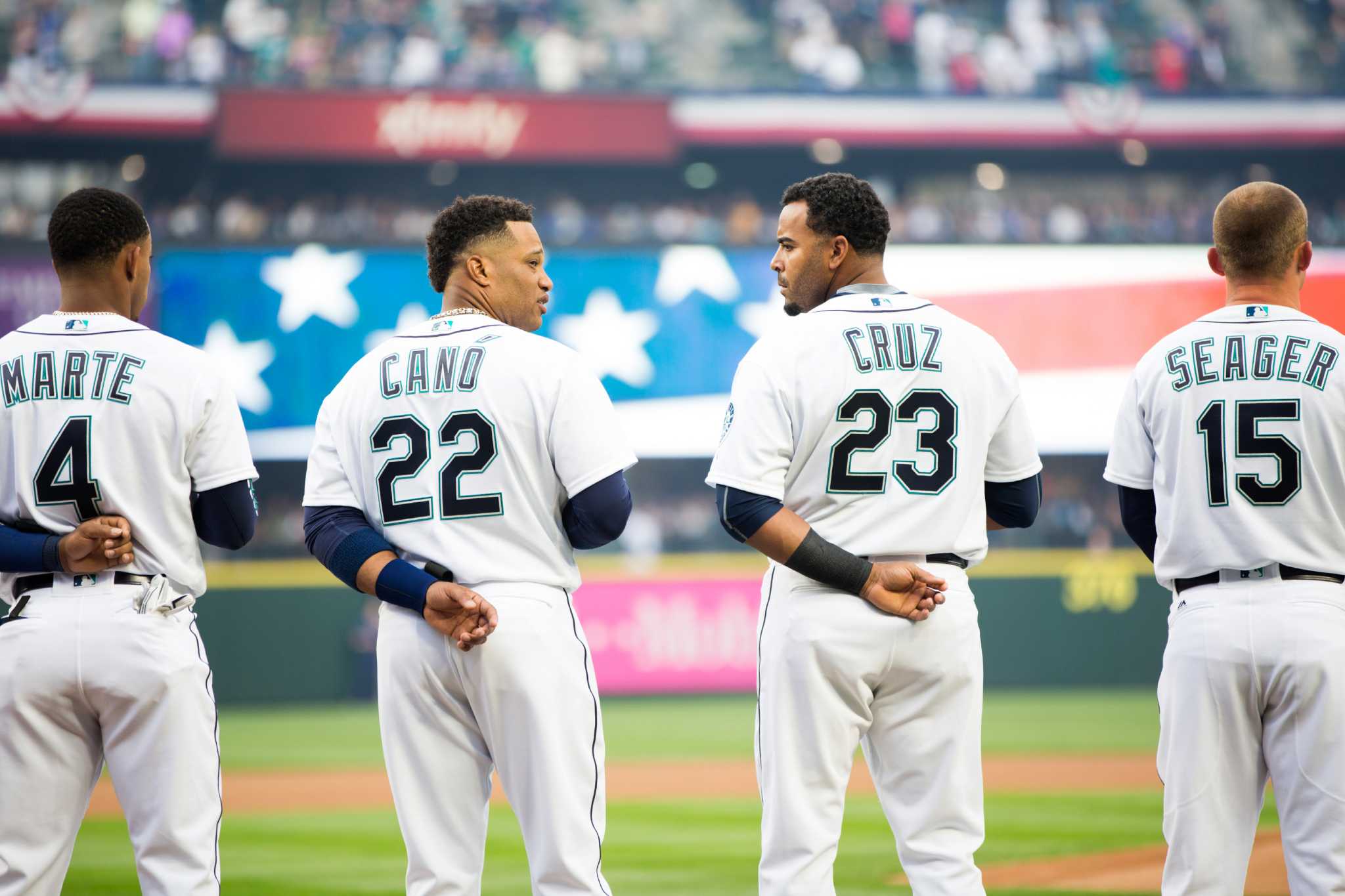 Watch: Ken Griffey Jr. pays tribute to Felix Hernandez after ceremonial first  pitch