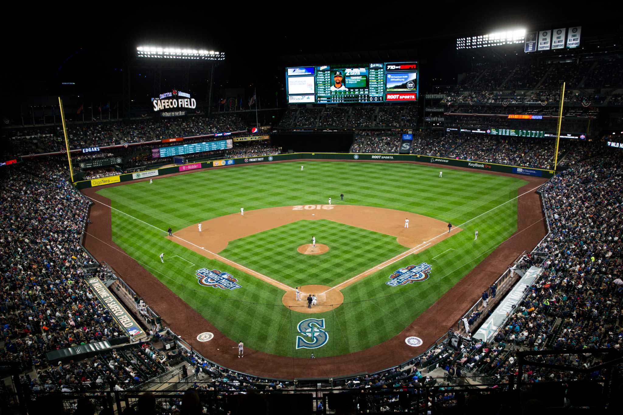 Felix Hernandez's son Jeremy flashes cannon during ceremonial first pitch  (Video)