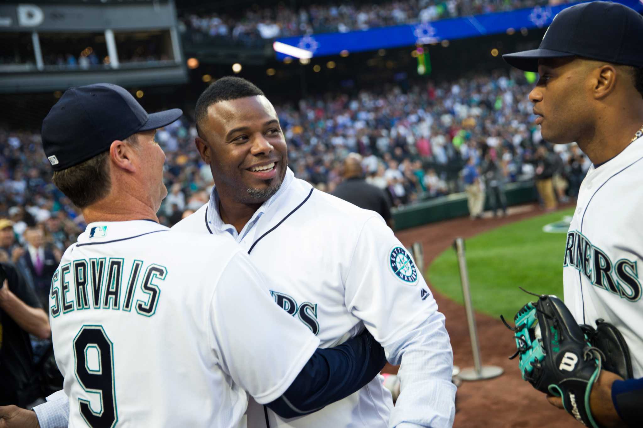 Felix Hernandez's son Jeremy flashes cannon during ceremonial first pitch  (Video)