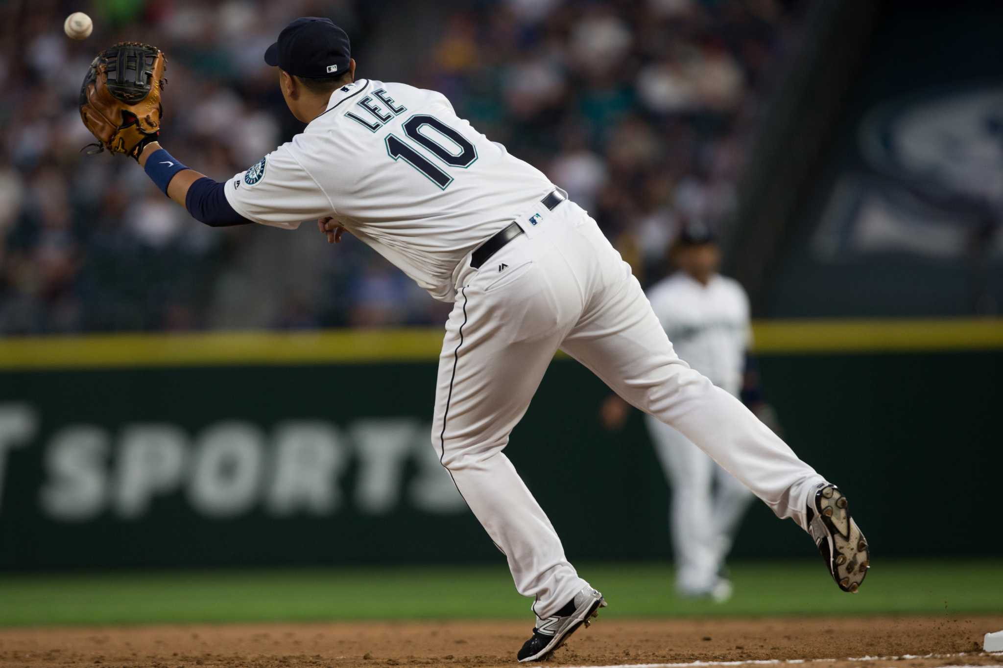 Watch: Ken Griffey Jr. pays tribute to Felix Hernandez after ceremonial first  pitch