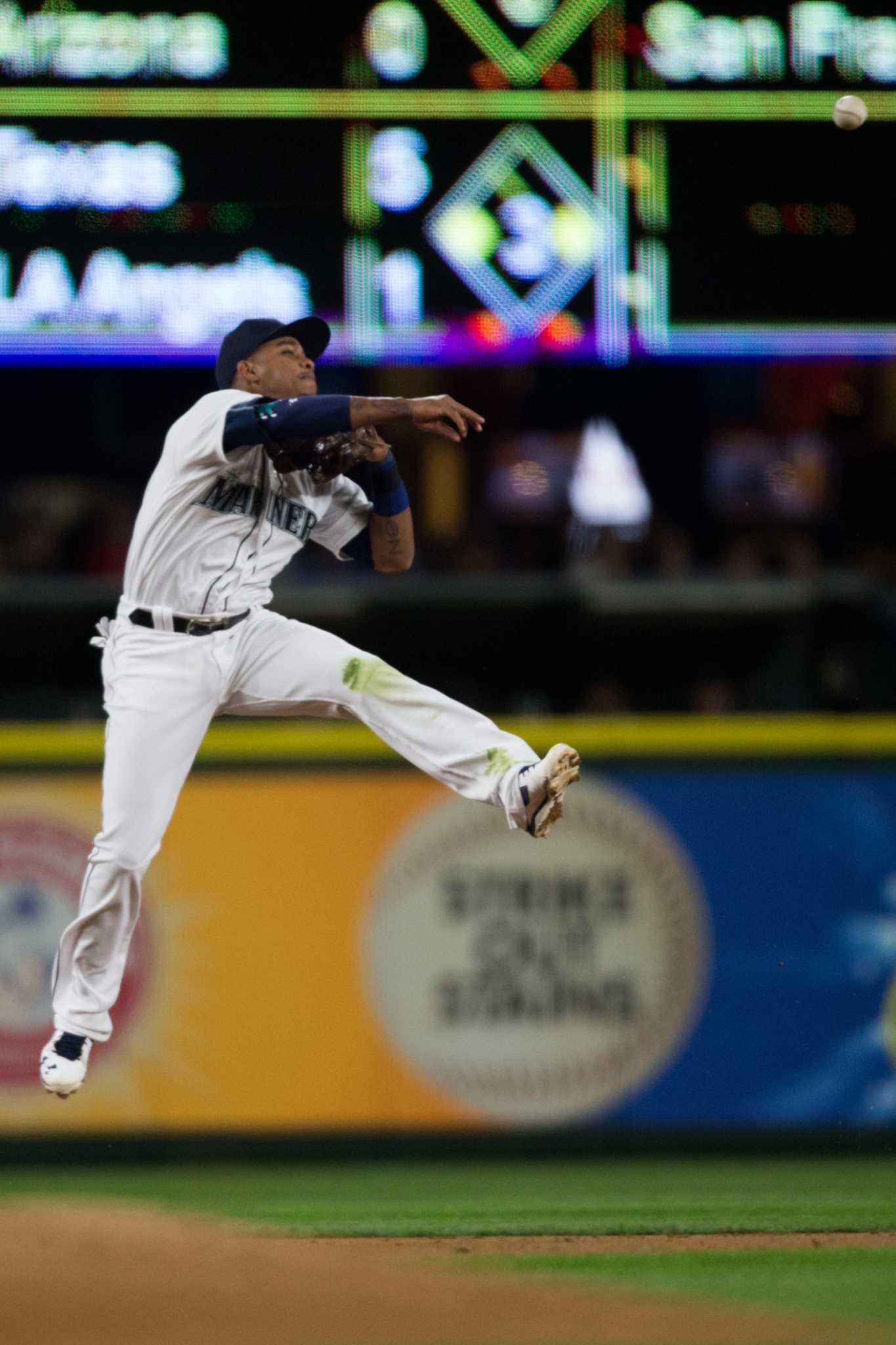 Watch: Ken Griffey Jr. pays tribute to Felix Hernandez after ceremonial first  pitch