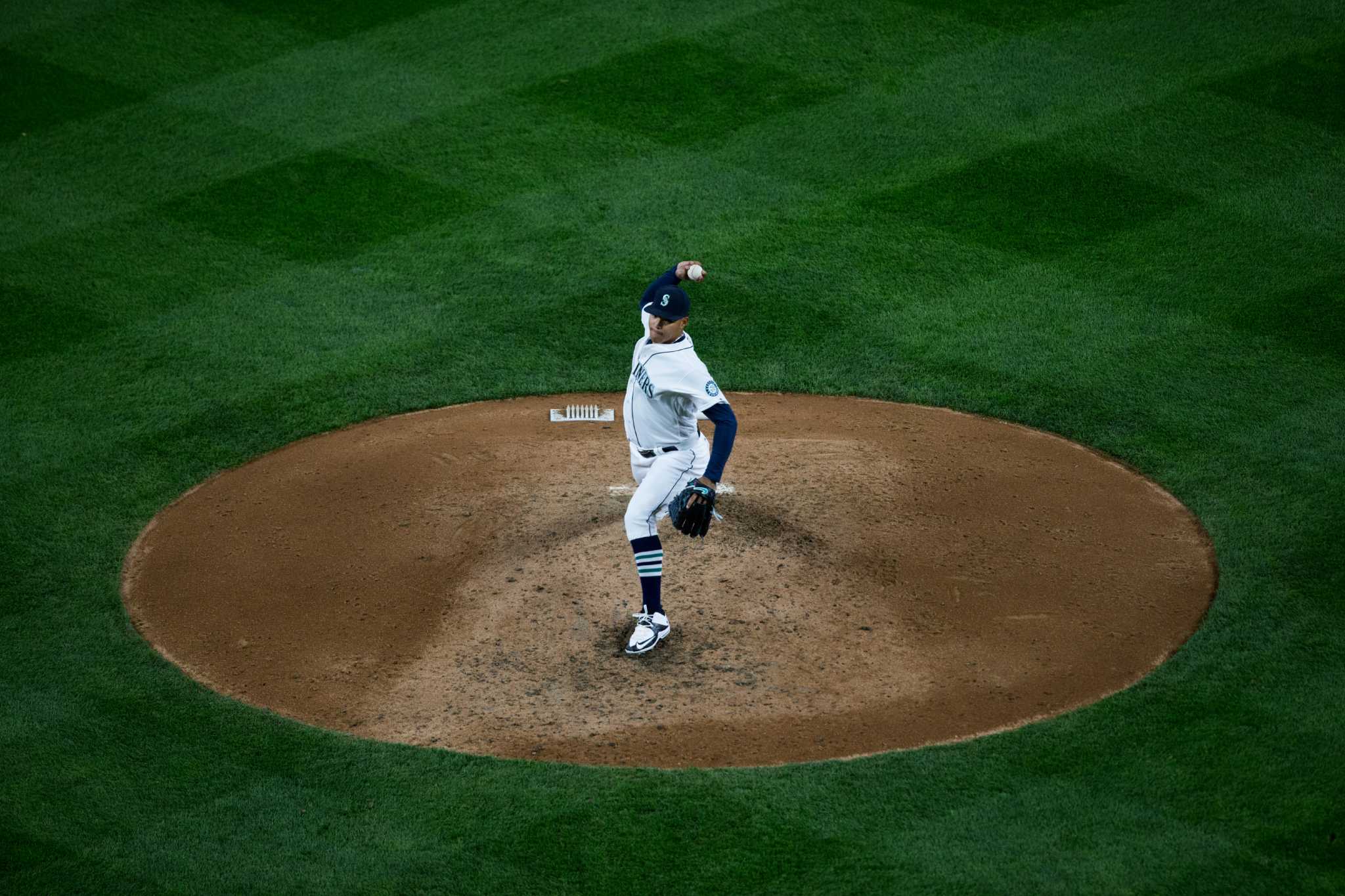 Felix Hernandez celebrated Father's Day by catching a first pitch from his  son