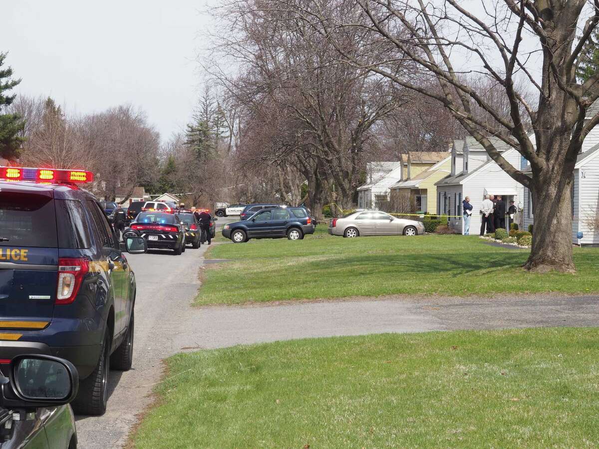 Rotterdam officer slashed, suspect shot dead