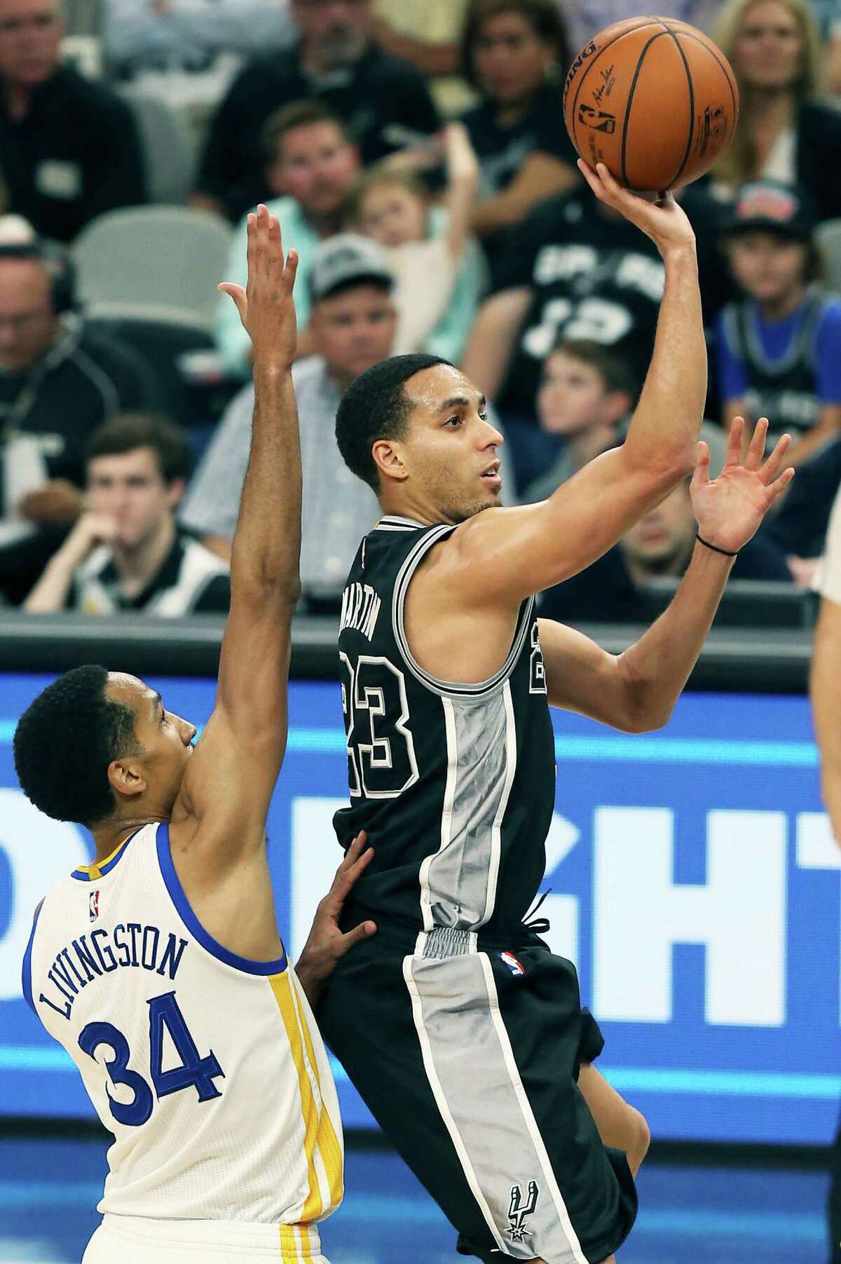 Kevin Martin shoots under Shaun Livingston as the Spurs host Golden State at the AT&T Center on April 10, 2016.