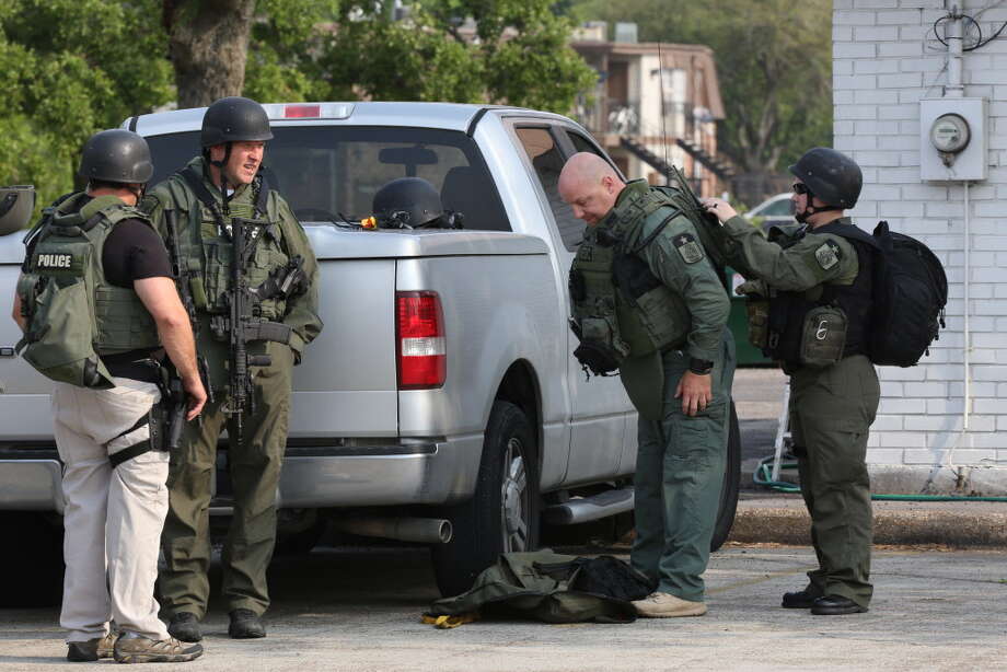 One suspect on the run, one wounded after police shootout in Baytown ...