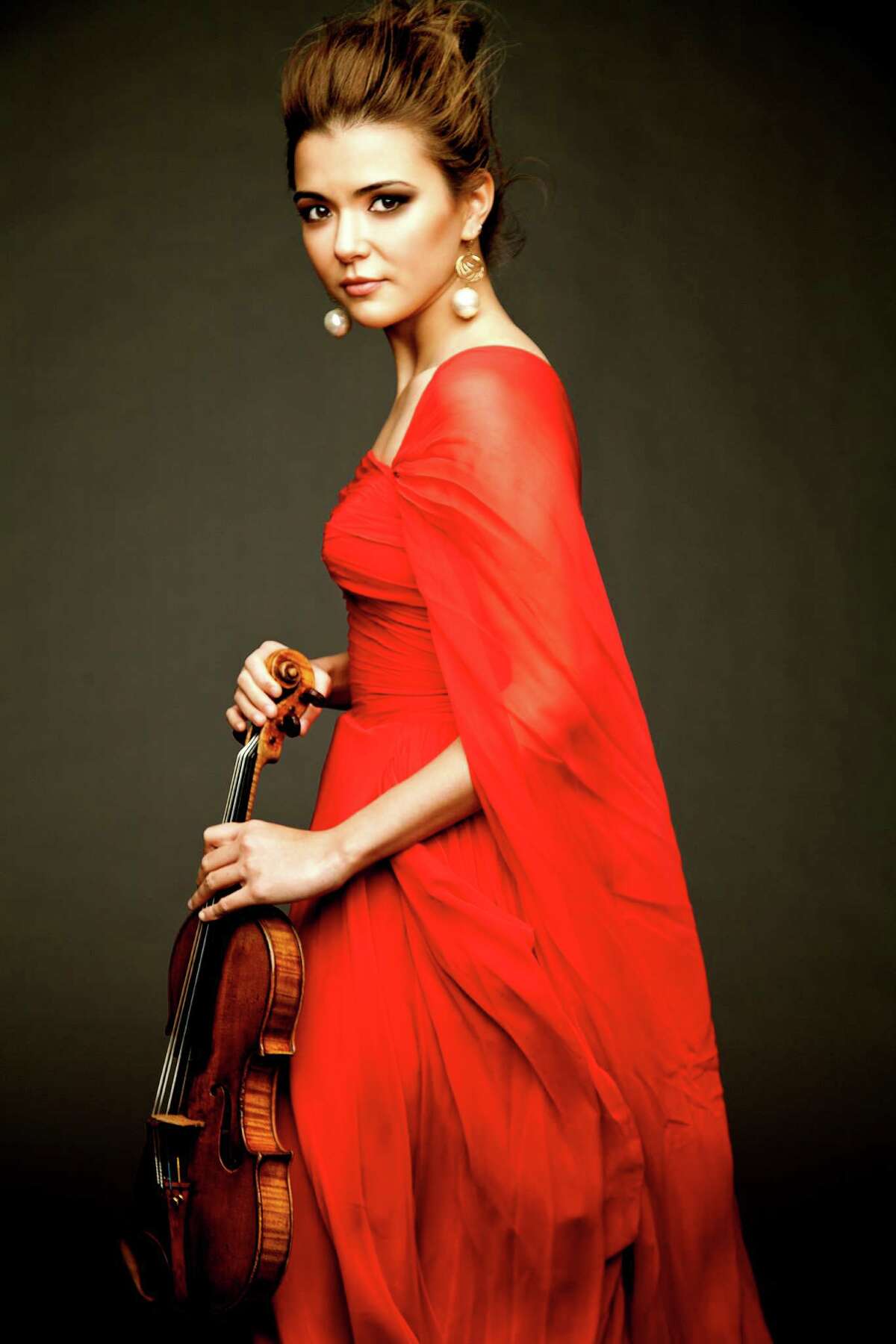 Violinist lets 'tonal light' of Stradivarius shine