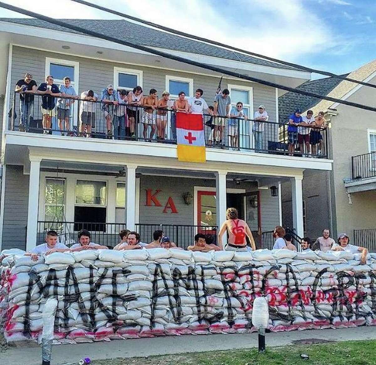 Politik performer vedtage Tulane fraternity builds crude wall around house that reads 'Make America  Great Again'