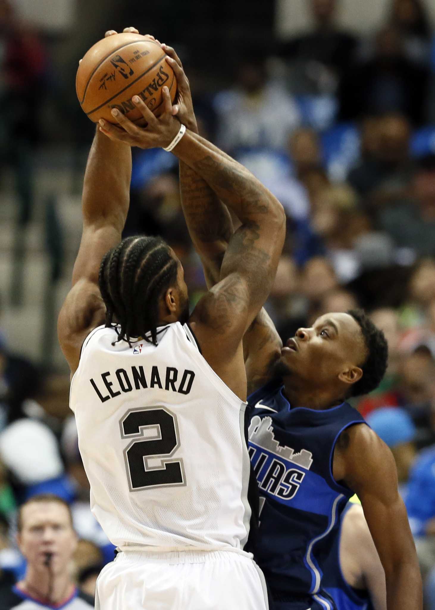 Spurs coach has to use giant oar to guard Boban Marjanovic